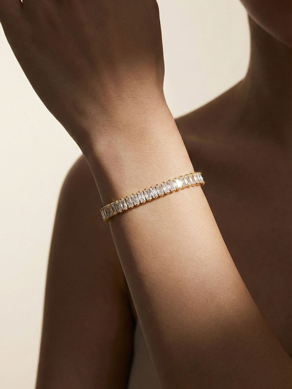 Kuenstlerische Aufnahme Kristall Armband am Arm - Licht und Schatten Schmuckfotografie