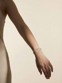 Tennisarmband kombiniert mit beigem Kleid - Alltags Schmuck Styling Inspiration