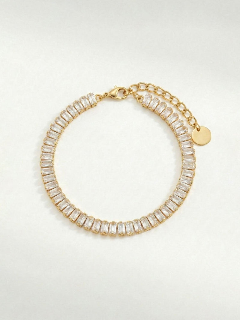 Goldenes Armband mit Baguette Steinen rund aufgelegt - Verschluss und Anhaenger Detail