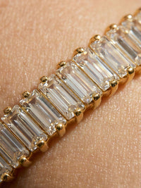Makroaufnahme Baguette geschliffene Zirkonia Steine in Goldfassung - Detailansicht Armband