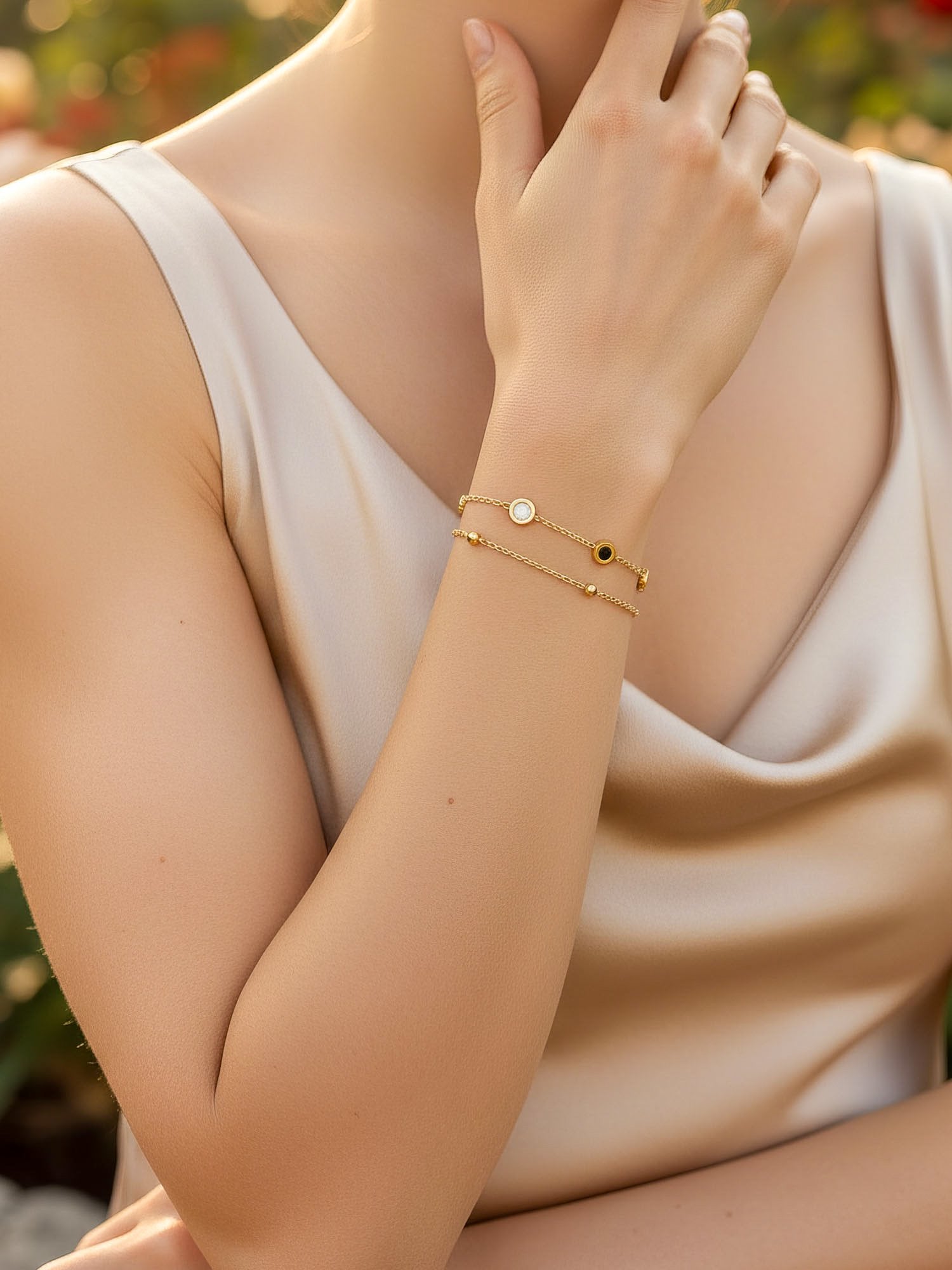 Detailaufnahme Luna Dual Armband am Handgelenk - 18K vergoldetes Armband mit schwarzen und weißen Kreisen Nahaufnahme