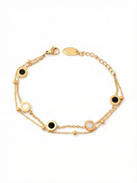 Luna Dual Emaille-Armband Lifestyle Foto im warmen Sonnenlicht - elegantes doppelreihiges Armband