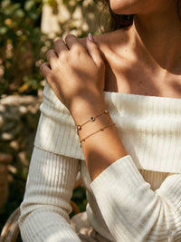 Luna Dual Armband in natuerlicher Umgebung - 18K vergoldetes Emaille-Armband Lifestyle