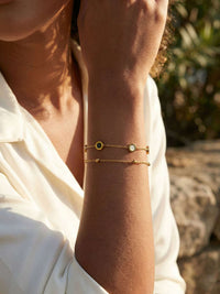 Elegantes Luna Dual Armband Ambiente-Foto - doppelreihiges Goldarmband mit Emaille-Design