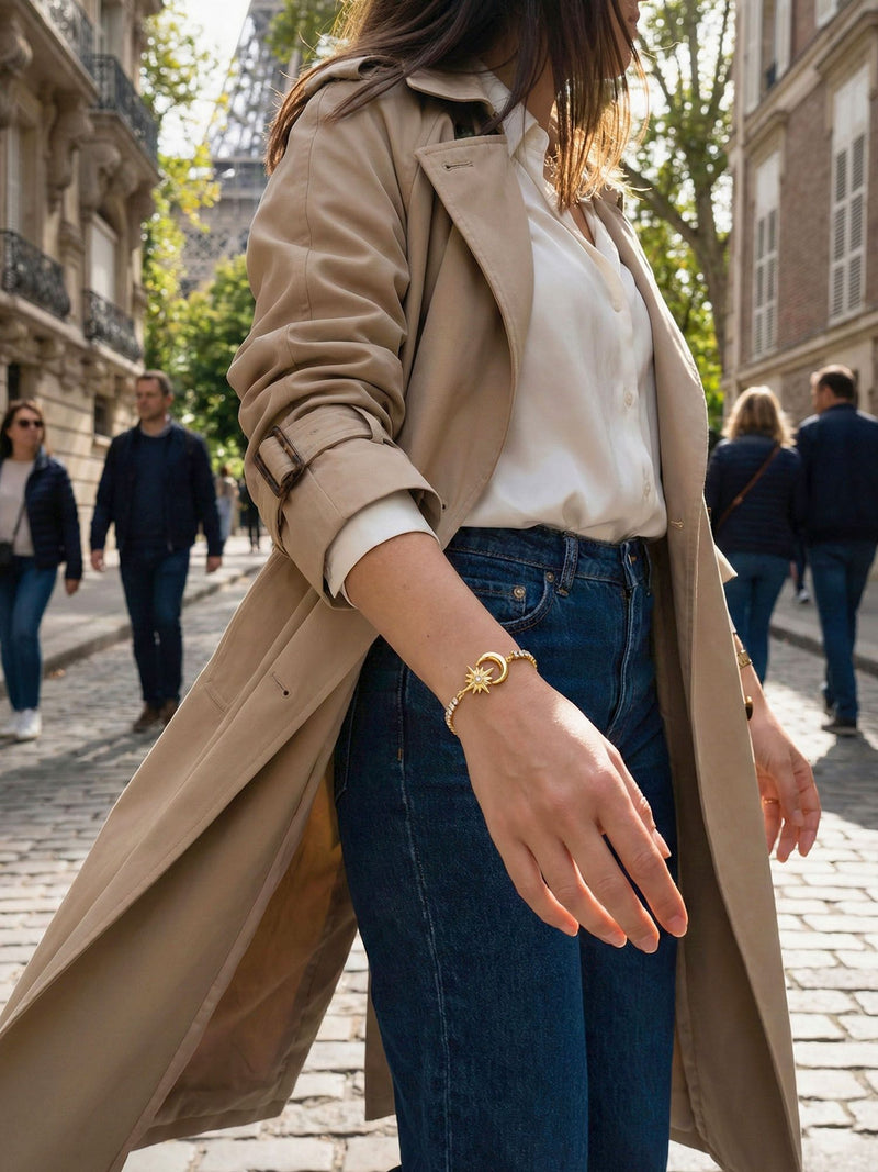 Armband Luna Sol getragen von Model – kosmisches Kristallarmband zum eleganten Outfit