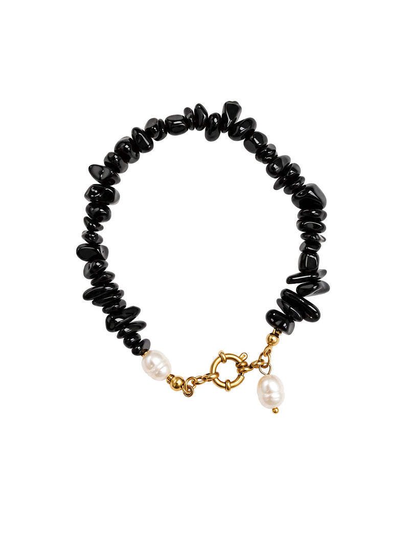 Armband Midnight Pearl mit schwarzen Splitterelementen, weißen Perlenakzenten und goldfarbenem Ringverschluss
