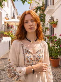 Midnight Pearl Halskette und Armband am Model in einer sonnigen Gasse