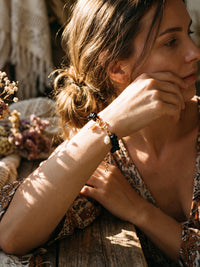 Armband Midnight Pearl am Handgelenk eines Models im warmen Sonnenlicht