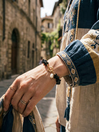 Armband Midnight Pearl am Handgelenk, kombiniert mit einer gemusterten Jacke
