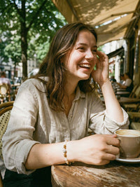 Armband Mosaik getragen von Model – kuenstlerisches Steinarmband zum modernen Streetstyle