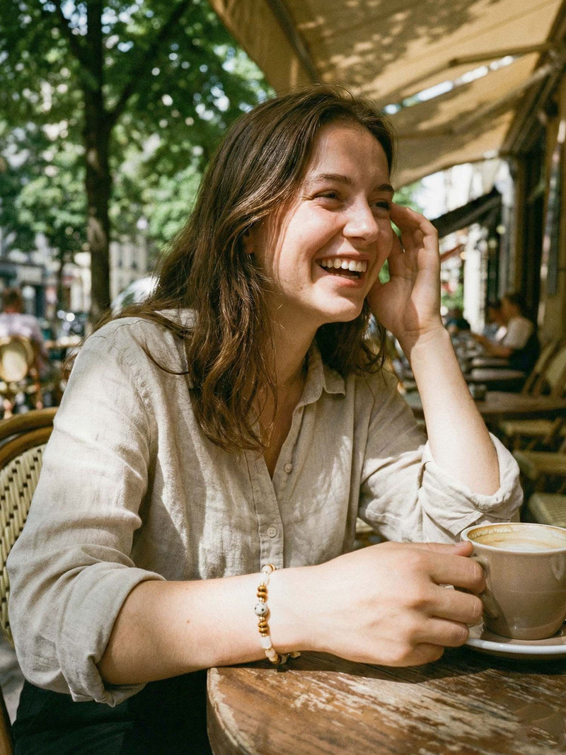 Armband Mosaik getragen von Model – kuenstlerisches Steinarmband zum modernen Streetstyle