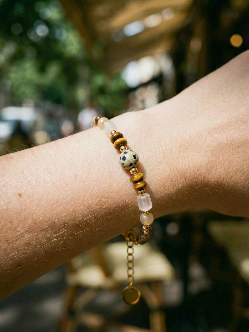 Armband Mosaik am Handgelenk getragen – bunte Natursteine und goldene Perlen im natuerlichen Licht