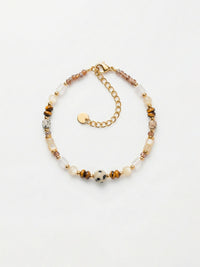 Armband Mosaik – Handgefertigtes Armband mit Tigerauge, Labradorit, Mondstein und Achat, goldene Akzente, weisser Hintergrund