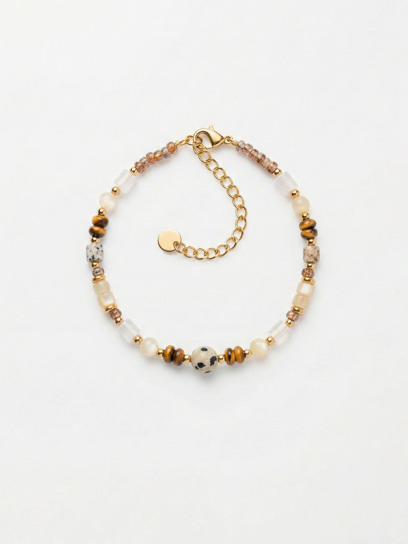 Armband Mosaik – Handgefertigtes Armband mit Tigerauge, Labradorit, Mondstein und Achat, goldene Akzente, weisser Hintergrund