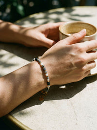 Armband Nordlicht - Labradorit und Akzente Lifestyle-Aufnahme