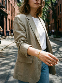 Armband Papillon getragen von Model – goldenes Schmetterlings-Armband zum eleganten Blazer-Look