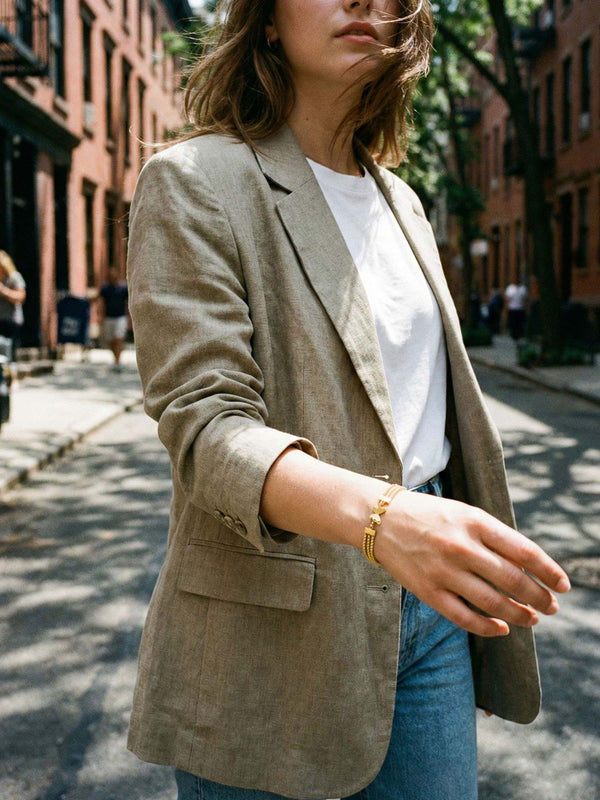 Armband Papillon getragen von Model – goldenes Schmetterlings-Armband zum eleganten Blazer-Look