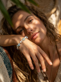 Armband Perlenmeer Aquamarin – Lifestyle-Foto