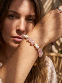 Armband Perlenmeer Erdbeerquarz – Lifestyle-Foto