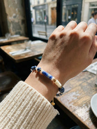 Armband Santorini - Stein und Muschel getragen am Model