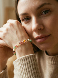 Armband Spring Bloom Armband Lifestyle-Foto im Alltag – Edelstahl, Rosa/Gruen/Gold