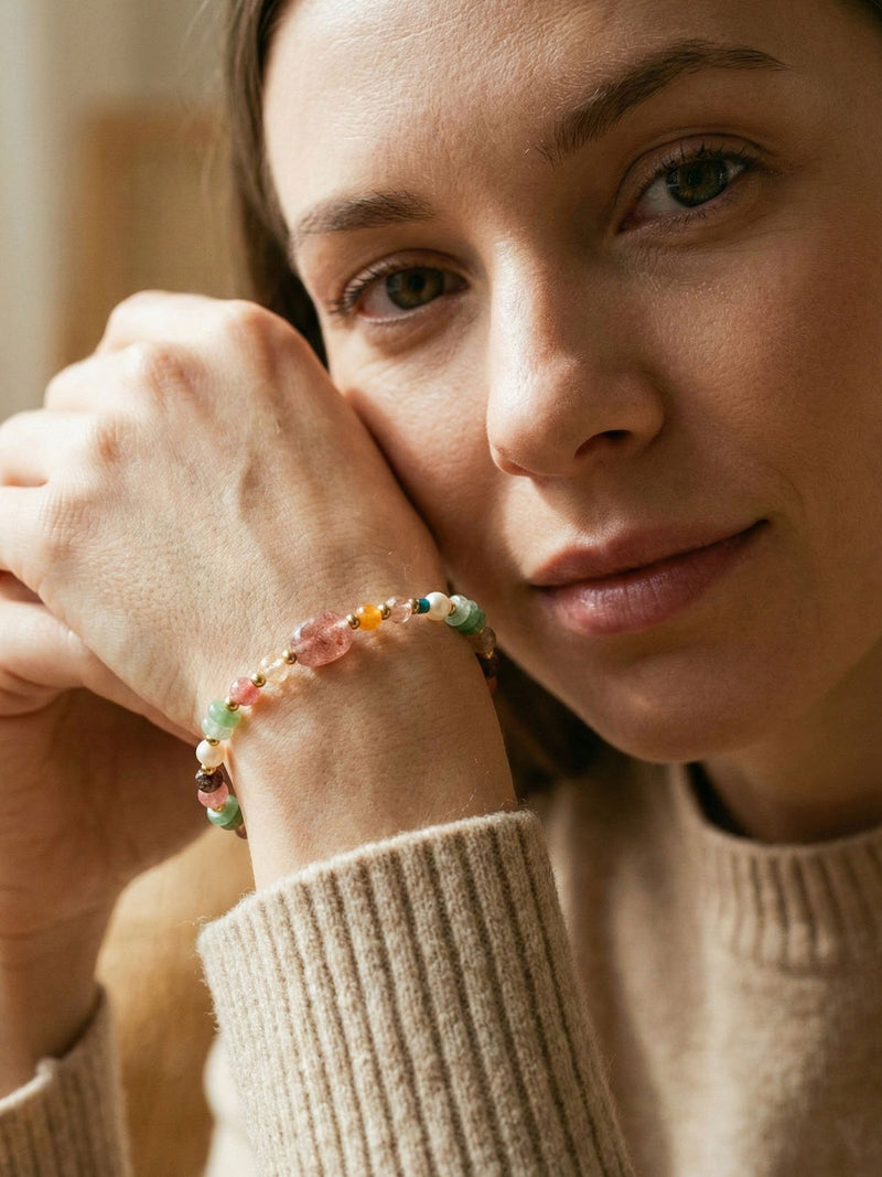 Armband Spring Bloom Armband Lifestyle-Foto im Alltag – Edelstahl, Rosa/Gruen/Gold