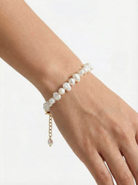 Elegantes Perlenarmband am Handgelenk getragen - Pure Pearl Harmony Süßwasserperlen Armband von Nemomatheo