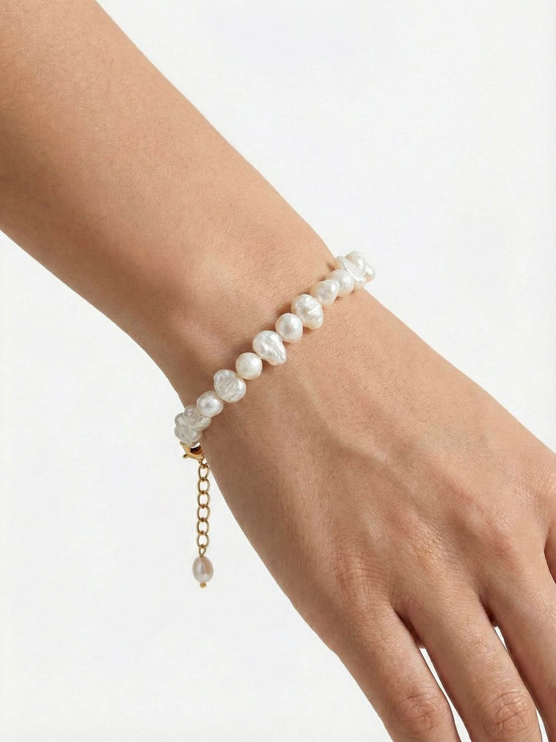 Elegantes Perlenarmband am Handgelenk getragen - Pure Pearl Harmony Süßwasserperlen Armband von Nemomatheo