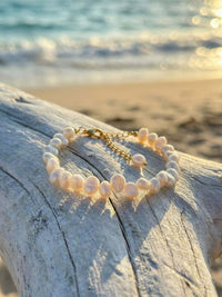 Nahaufnahme Süßwasserperlen Armband auf Treibholz - Pure Pearl Harmony Perlenglanz Detail