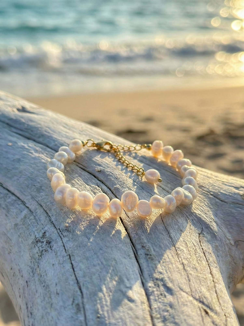 Nahaufnahme Süßwasserperlen Armband auf Treibholz - Pure Pearl Harmony Perlenglanz Detail