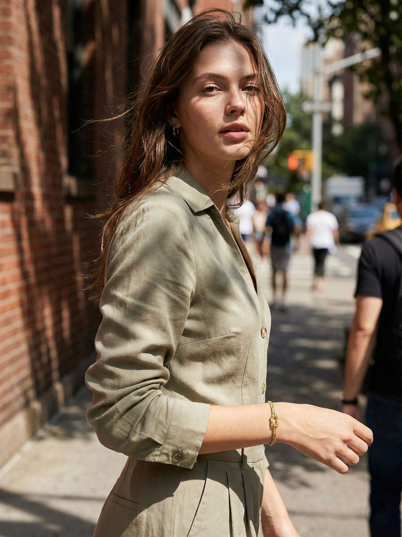 Armband Twist Olive getragen von Model auf der Strasse – natuerlicher Boho-Look mit gruenen Naturstein-Perlen