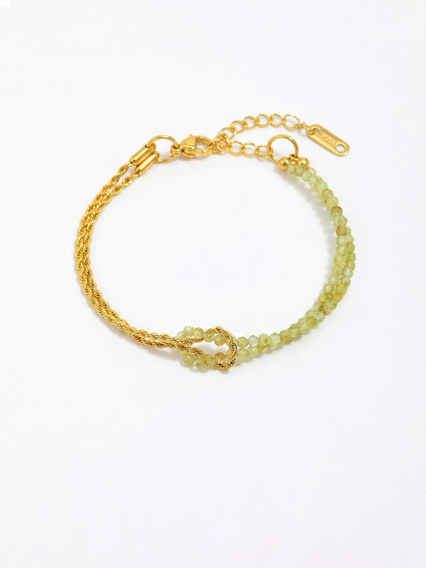 Armband Twist Olive – Doppellagiges Armband mit Peridot-Perlen und goldener Kordelkette, 18K vergoldet, weisser Hintergrund