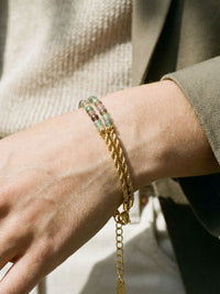 Armband Twist Terra am Handgelenk getragen – Nahaufnahme der bunten Erdton-Perlen aus Indischem Achat