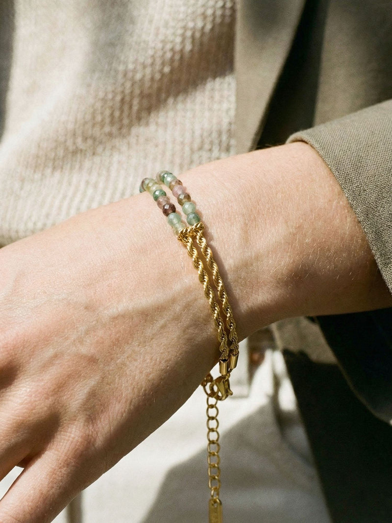 Armband Twist Terra am Handgelenk getragen – Nahaufnahme der bunten Erdton-Perlen aus Indischem Achat