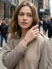 Armband Twist Violetta getragen von Model auf der Strasse – eleganter Alltagslook mit Naturstein-Armband
