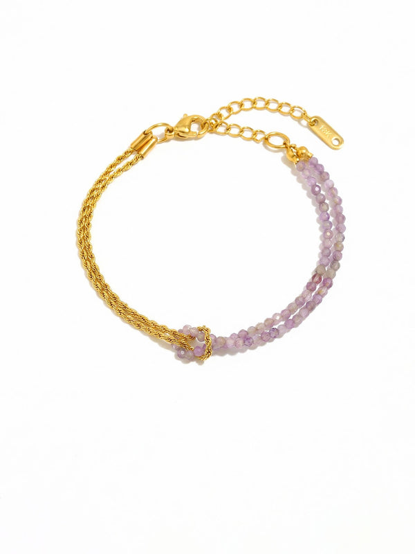Armband Twist Violetta – Doppellagiges Armband mit Amethyst-Perlen und goldener Kordelkette, 18K vergoldet, weisser Hintergrund