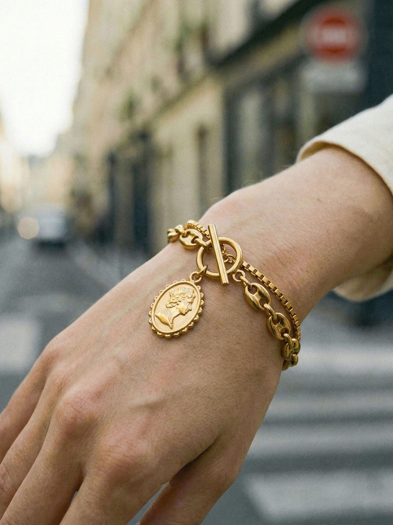Armband Victoria Detailaufnahme – Nahaufnahme des Kamee-Medaillons mit Perlrand und Toggle-Verschluss