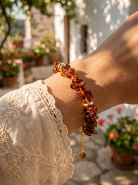 Armband Vulkanblüte am Handgelenk, rotbraune Farbtöne im Sonnenlicht