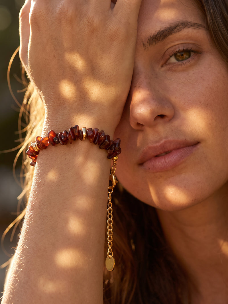 Armband Vulkanblüte mit sichtbarer Verlängerung am angehobenen Handgelenk eines Models