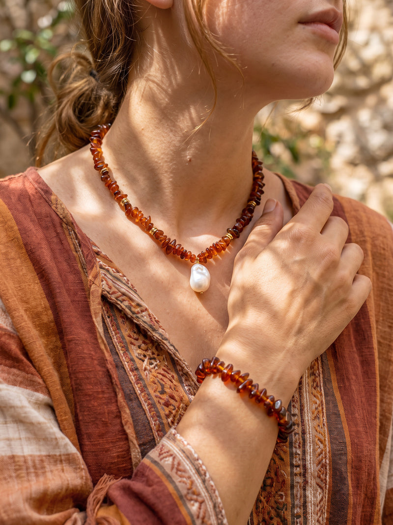 Vulkanblüte Set aus Halskette mit weißem Pendant und passendem rotbraunem Armband, gemeinsam getragen
