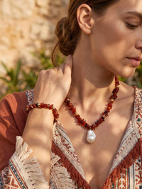 Vulkanblüte Halskette und Armband am Model, kombiniert mit einer rostfarbenen Bluse