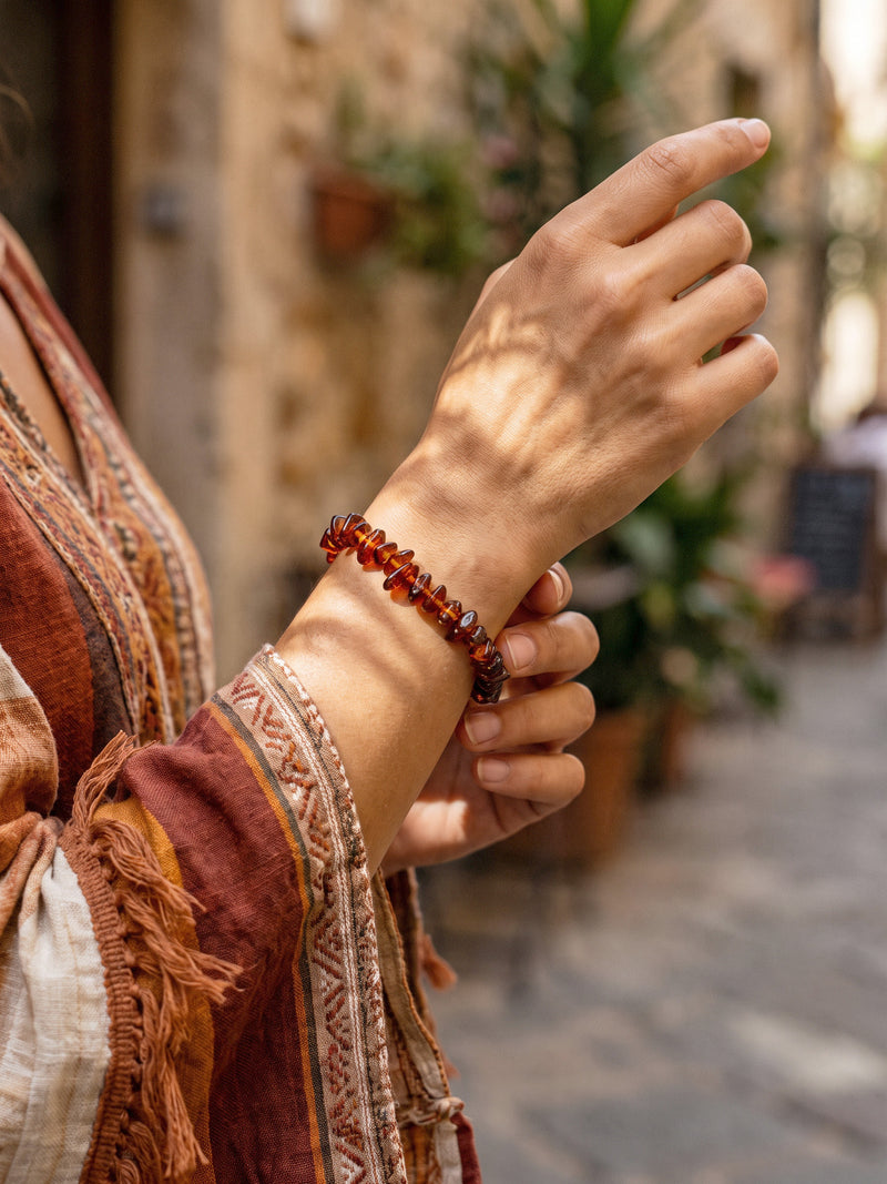 Armband Vulkanblüte als dezenter Akzent am Handgelenk zu einer gemusterten Bluse