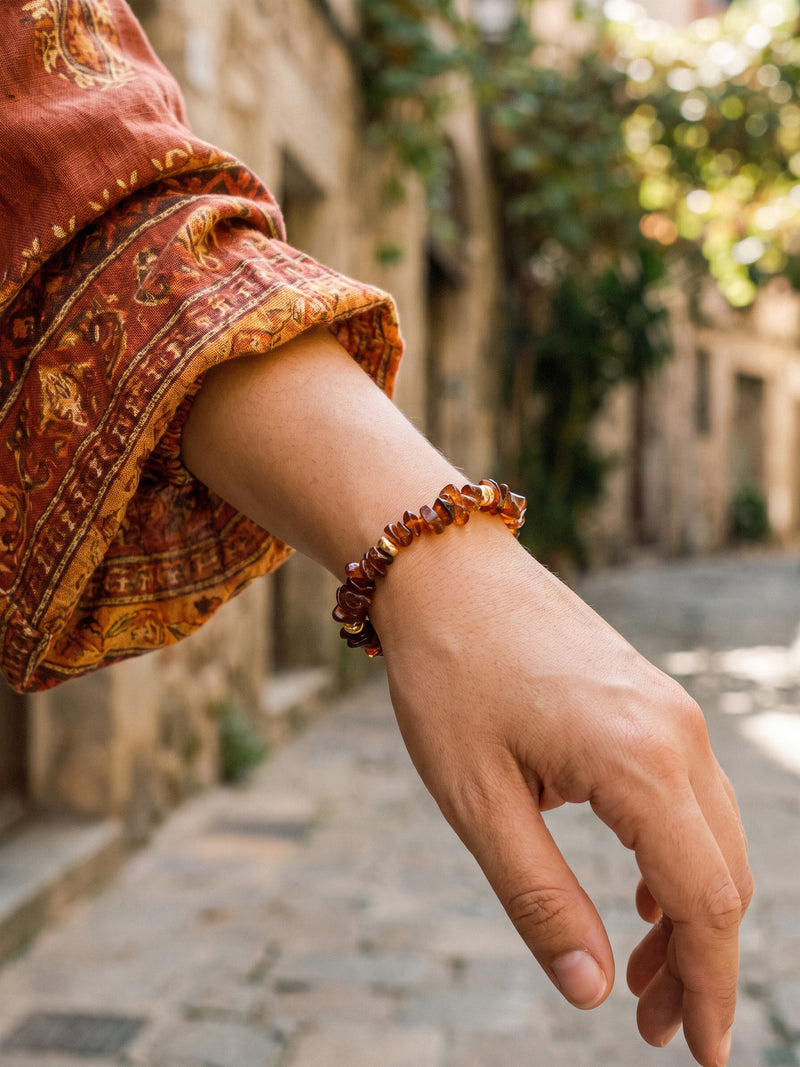 Nahaufnahme des Armbands Vulkanblüte am Handgelenk in einer sonnigen Gasse