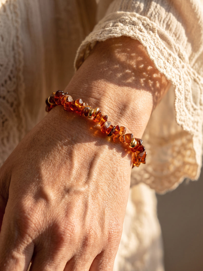 Armband Vulkanblüte im Licht und Schatten, Detailaufnahme am Handgelenk