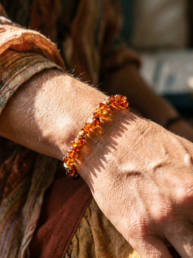 Makroaufnahme der rotbraunen Splitter am Armband Vulkanblüte auf dem Handgelenk