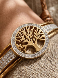 Armreif Baum des Lebens – Sacro Arbor Gold – Lifestyle-Foto