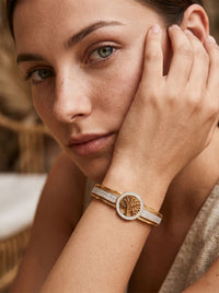 Armreif Baum des Lebens – Sacro Arbor Gold – Lifestyle-Foto