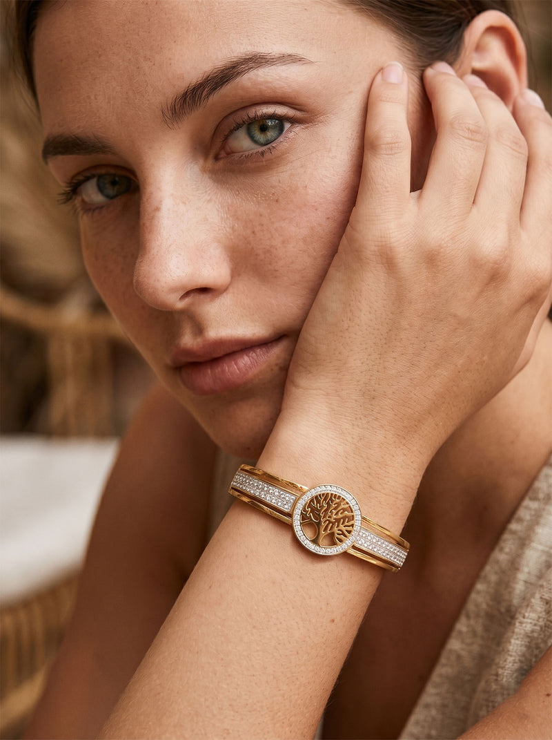 Armreif Baum des Lebens – Sacro Arbor Gold – Lifestyle-Foto