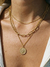 Goldene Layering Kette Aurelia mit Queen Elizabeth Muenze elegante Produktfotografie
