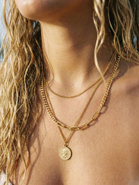Aurelia Coin Necklace Nahaufnahme goldene Kette mit Muenzanhaenger Detail